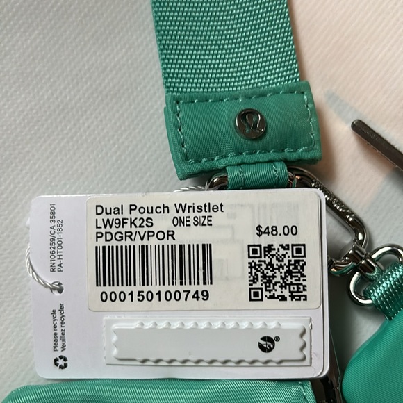 LULULEMON DUAL POUCH WRISTLET IN PARADISE GREEN/VAPOR NWT